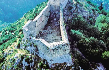 Wzgórze Montségur z ruinami zamku, stan obecny. / RIEGER BERTRAND / AFP / EAST NEWS