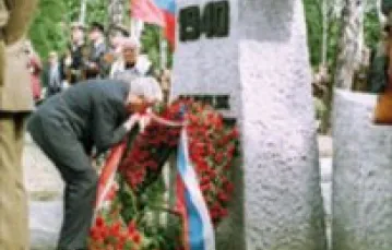 Powązki 1993: Borys Jelcyn przed pomnikiem katyńskim. Fot.M.Macierzyński/REPORTER / 