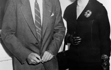 John F. Kennedy i jego żona Jacqueline na pokładzie amerykańskiego statku, którym wracali z podróży po Europie do USA; 11 października1955 r. / fot. Bettmann/Corbis / 