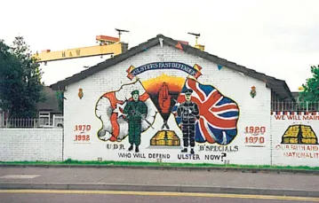 Popularny w Irlandii Północnej tzw. mural; przedmiescia Ulsteru, rok 1998 / fot. Teresa Stylińska / 
