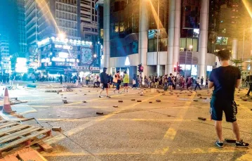 Cegły wysypywane na ulice to sposób demonstrantów na zatrzymanie ruchu, Hongkong, 8 listopada 2019 r. / PIOTR BERNARDYN