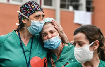 Pracownicy służby zdrowia w szpitalu Severo Ochoa w Leganes niedaleko Madrytu. Hiszpania, 10 kwietnia 2020 r. / PIERRE-PHILIPPE MARCOU / AFP / EAST NEWS