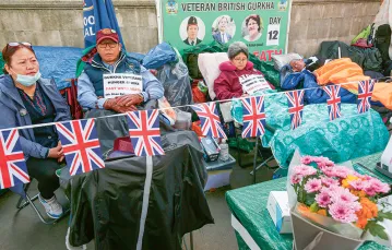 Strajk głodowy dwóch emerytowanych gurkhijskich żołnierzy oraz wdowy po weteranie przed siedzibą premiera na Downing Street. Londyn, 18 sierpnia 2021 r. / MARTIN POPE / SOPA / GETTY IMAGES