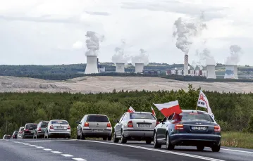 Polskie samochody jadą na blokadę czeskiej granicy niedaleko kopalni Turów, 25 maja 2021 r. / PETR DAVID JOSEK / AP / EAST NEWS