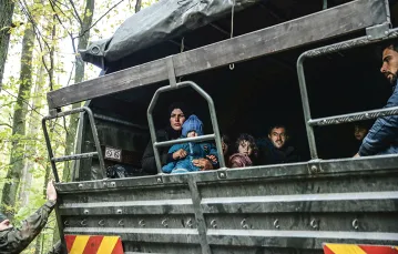 Imigranci z Iraku w wojskowej ciężarówce na granicy polsko- -białoruskiej. Hajnówka, 14 października 2021 r. / KACPER PEMPEL / REUTERS / FORUM