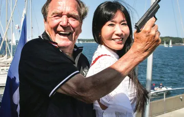 Były kanclerz Gerhard Schröder i jego żona Soyeon Schröder-Kim otwierają regaty na Morzu Bałtyckim. Kilonia, 23 czerwca 2019 r. / AFP / EAST NEWS