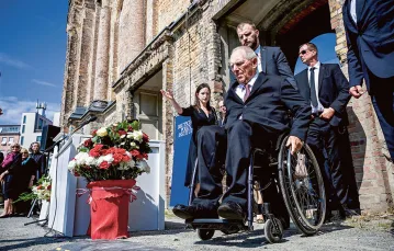 Przewodniczący Bundestagu Wolfgang Schäuble (na wózku) podczas obchodów 80. rocznicy niemieckiego ataku na Polskę, które w Berlinie odbyły się na placu Askańskim. 1 września 2019 r. / SASCHA STEINBACH / EPA / PAP