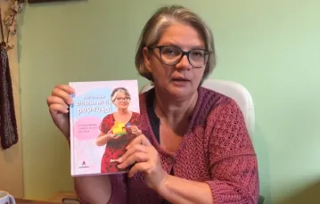 Dorota Zawadzka ze swoją książką „Pani Doroto! Dziecko mi się popsuło!” / Kadr z filmu na youtube'owym kanale autorki