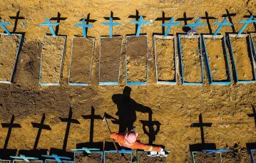 Nowe mogiły na cmentarzu Matki Bożej z Aparecidy (patronki Brazylii) w Manaus, największym mieście Amazonii. 2 czerwca 2020 r. / MICHAEL DANTAS / AFP / EAST NEWS