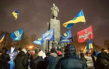 Manifestacja pod pomnikiem Tarasa Szewczenki w Charkowie w 7. rocznicę wybuchu protestów na kijowskim Majdanie, 21 listopada 2020 r. / VYACHESLAV MADIYEVSKYY / EAST NEWS