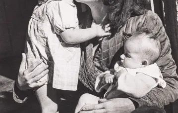 Kobieta z dziećmi. Marsylia, 1941–1943 / JULIA PIROTTE / ŻYDOWSKI INSTYTUT HISTORYCZNY IM. EMANUELA RINGELBLUMA