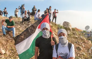 Demonstracja palestyńskiej młodzieży przy ruinach średniowiecznego zamku Beaufort w Libanie, 15 maja 2018 r. / AGNIESZKA PIKULICKA-WILCZEWSKA