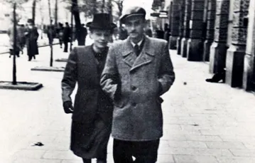 Krzysztof Kamil Baczyński z żoną Barbarą na warszawskiej ulicy, 1943 r. / fot. Muzeum Literatury / East News / 