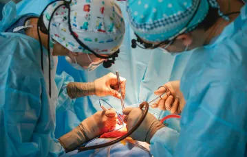 Operacja kardiochirugiczna na otwartym sercu. Charków, Ukraina, 2016 r. / SIVARAM V / REUTERS / FORUM