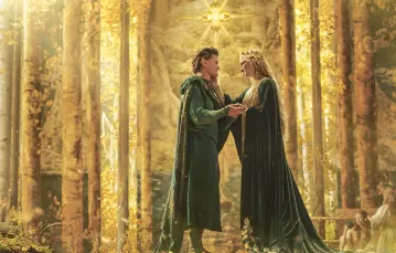 Morfydd Clark jako Galadriela i Robert Aramayo jako Elrond w serialu „Władca Pierścieni: Pierścienie Władzy”, 2022 r. / BEN ROTHSTEIN / PRIME VIDEO / MATERIAŁY PRASOWE