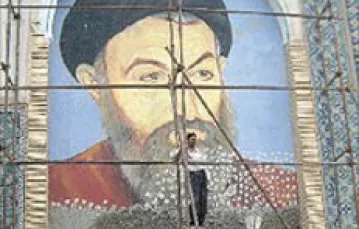 Isfahan, mauzoleum Harun Velayat. Skuwanie fresku z wizerunkiem jednego z bohaterów rewolucji 1979 r. Takie drugoplanowe postacie "rewolucji islamskiej" spełniły już swoją rolę i są usuwane z miejsc publicznych /fot. S. Guliński / 