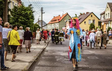Parada artystów i mieszkańców Goleniowa podczas Festiwalu Ludzka Mozaika, 25 sierpnia 2018 r. / MONIKA BIELENIS / TEATR BRAMA