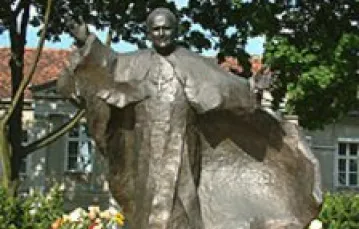 Pomnik Jana Pawła II w Poznaniu /fot. Radomił Biniek (gpl) / 