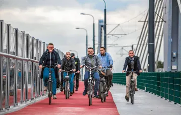 Krakowscy urzędnicy testują nową trasę rowerową, Kraków 2015 r. / JAKUB OCIEPA / AGENCJA GAZETA