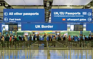 Londyńskie lotnisko Heathrow: Brytyjczycy i mieszkańcy kontynentu jeszcze w jednej kolejce. / PAP / ALAMY