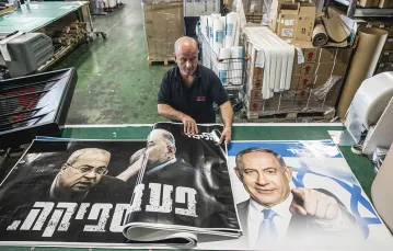 Pracownik drukarni przygotowuje plakaty Beniamina Netanjahu i partii Likud,Rosz ha-Ajin, Izrael, 19 października 2022 r. / AMIR LEVY / GETTY IMAGES