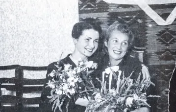 Halina Elczewska (z lewej) z koleżanką w łódzkim getcie / Centrum Badań Żydowskich Uniwersytetu Łódzkiego