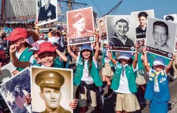 Dzieci niosą fotografie żołnierzy amerykańskich zasłużonych podczas II wojny światowej. Parada w San Diego, 11 listopada 2019 r. / MARTA ZDZIEBORSKA
