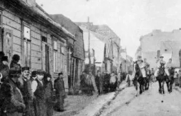 Niemieccy oficerowie w żydowskiej dzielnicy Mławy, rok 1914. Kartka pocztowa wydana przez Kunstanstalt J. Themal w Poznaniu / 