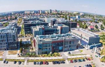 Podstawą działania Wrocławskiego Parku Technologicznego (panorama na zdjęciu) jest inwestowanie w przyszłość innowacyjnych firm, którym oferuje się tu nie tylko powierzchnie biurowe, ale też usługi i pracownie umożliwiające prowadzenie biznesu. / WPT / MATERIAŁY PRASOWE