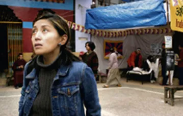 Młoda Tybetanka w Dharamsali /fot. materiały dystrybutora / 