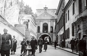 Ulica Ostrobramska z widokiem na kaplicę z cudownym obrazem Matki Bożej. Wilno, czerwiec 1935 r. / NAC