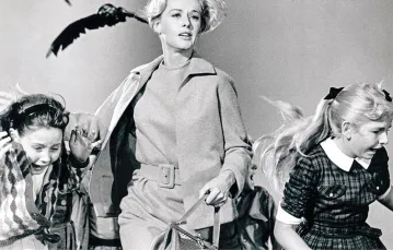 Tippi Hedren, główna aktorka i ofiara przemocy ze strony Alfreda Hitchcocka, w filmie „Ptaki”, 1963 r. / MATERIAŁY PRASOWE