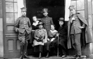 Żołnierze 1. Wielkopolskiego Pułku Ułanów z rodzinami. Poznań, 1919 r. / fot. nn, zbiory Ośrodka KAR TA / 