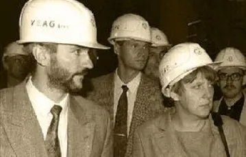 Połowa lat 90.: Angela Merkel jako minister ochrony środowiska w rządzie Kohla i Matthias Platzeck w elektrowni pod Berlinem / 