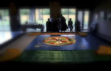 Wielkopostna mandala - usypana w Krakowie przez tybetańskich mnichów goszczących w Krakowie w ramach projektu "Czas na Tybet" /fot. Bartek Dobroch / 