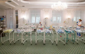 Dzieci surogatek w kijowskim hotelu, zaprezentowane przez firmę reprodukcyjną Biotex, 14 maja 2020 r. / GLEB GARANICH / REUTERS / FORUM