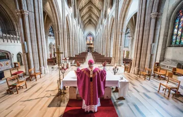 Msza w pustej katedrze św. Jerzego w londyńskiej diecezji Southwark, 30 listopada 2020 r.  Zdjęcie wykonane w ramach projektu „W oczekiwaniu na powrót”. / MARCIN MAZUR