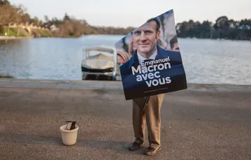 10 kwietnia odbędzie się pierwsza tura wyborów prezydenckich we Francji. Plakat wyborczy Emmanuela Macrona. Sucé-sur-Erdre, zachodnia Francja, 22 marca 2022 r. / JEREMIAS GONZALEZ / AP / EAST NEWS