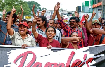 Demonstracja przeciwko rządom prezydenta Gotabayi Rajapaksy, który doprowadził Sri Lankę do głębokiego kryzysu. Kolombo, 19 kwietnia 2022 r. / BUDDHIKA WEERASINGHE / GETTY IMAGES