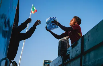 Wolontariusze przygotowują transport wody dla żołnierzy walczących z rebeliantami z Tigraju. Addis Abeba, 30 listopada 2021 r. / AMANUEL SILESHI / AFP