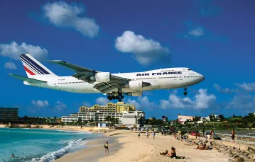 Boeing 747-200M należący do linii Air France podchodzi do lądowania nad plażą Maho, wyspa Sint Maarten. / GETTY IMAGES
