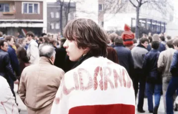 Demonstracja solidarnościowa przeciw stanowi wojennemu pod siedzibą NSZZ "Solidarność" w Gdańsku-Wrzeszczu, 1 maja 1982 r. / fot. Leonard Szmaglik, KFP / 
