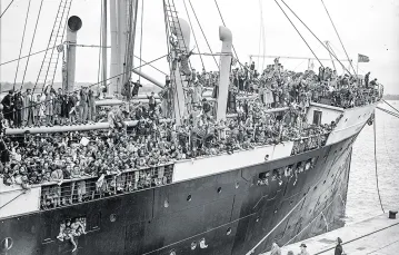 Jeden ze statków, którymi władze republiki hiszpańskiej ewakuowały dzieci z terenów ogarniętych wojną domową, maj 1937 r. / AP / EAST NEWS