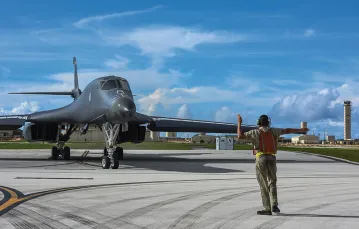US Air Force B-1B Lancer odlatuje z Guam na 10-godzinny patrol między japońską wyspą Kyushu  a Półwyspem Koreańskim, 8 sierpnia 2017 r. / RICHARD EBENSBERGER  / EPA / PAP