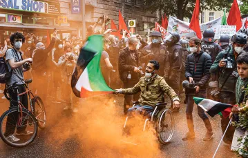 Przeciw Izraelowi, za Palestyną: takie demonstracje odbywają się na ulicach wielu niemieckich miast. Na zdjęciu: Berlin, 17 maja 2021 r. /  / PIERRE ADENIS / LAIF / FORUM