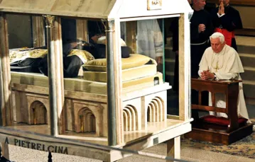 Benedykt XVI przed sarkofagiem o. Pio, San Giovanni Rotondo, 21 czerwca 2009 r. /fot. KNA-Bild / 