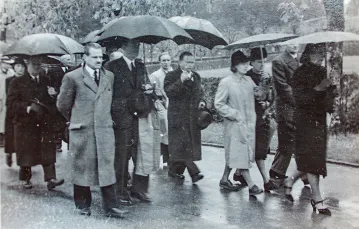 Konsul Konstanty Rokicki (bez parasola, po lewej) w Bernie, lata 30. lub 40. XX wieku. / AMBASADA RP BERNO / DOMENA PUBLICZNA