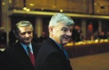 Ministrowie Fischer i Cimoszewicz podczas nieformalnego spotkania w Puszczy Białowieskiej, 13.09.2003 / 