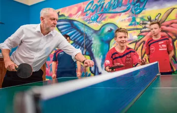 Jeremy Corbyn w przeddzień dorocznej konferencji Partii Pracy odwiedza klub tenisa stołowego w Brighton, 23 września 2017 r. / STEFAN ROUSSEAU / PA / EAST NEWS