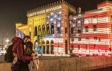 Biblioteka Narodowa w Sarajewie w barwach bośniackich i amerykańskich po ogłoszeniu zwycięstwa Joego Bidena w wyborach prezydenckich w USA, 8 listopada 2020 r. / KEMAL SOFTIC / AP / EAST NEWS